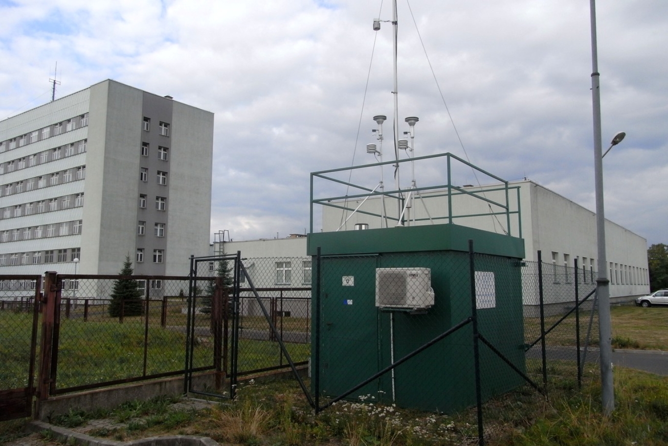 Stacja monitoringu jakości powietrza mierząca między innymi stężenia ozonu przyziemnego w Jeleniej Górze