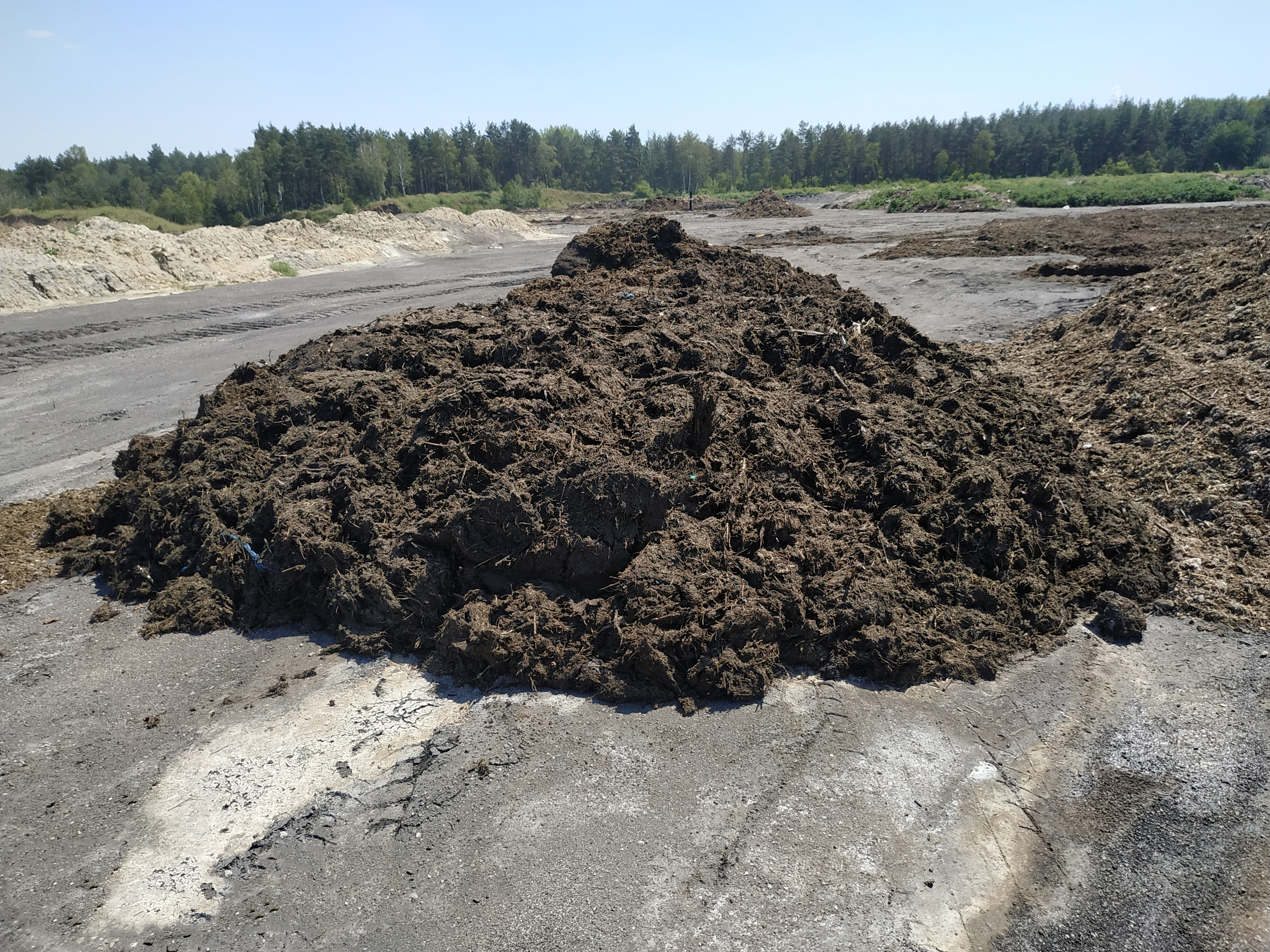 Kopa ziemi leżąca na betonowym podłożu