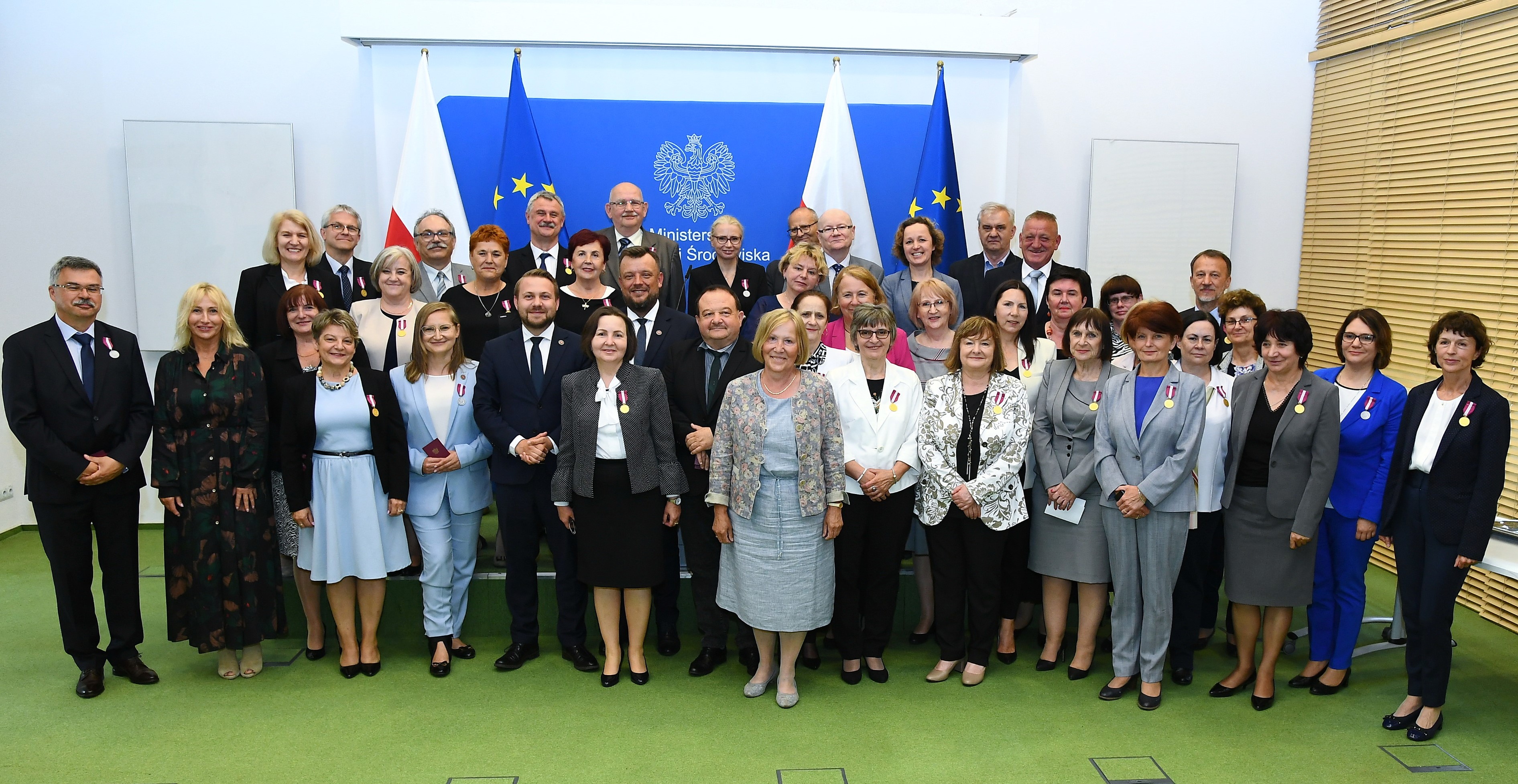 Grupa kilkudziesięciu osób ustawiona do pamiątkowego zdjęcia